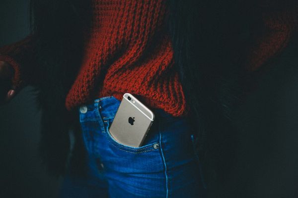 Smartphone in broekzak
