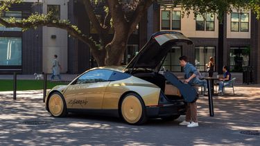 De eerste Cybercabs van Tesla rijden nu autonoom rond in de Verenigde Staten. De robottaxi's hebben geen stuur of pedalen.