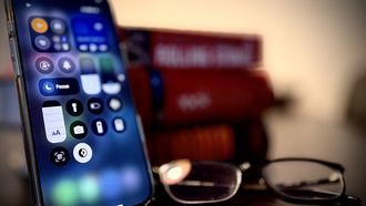 Soms ga je weleens gehaast van huis en vergeet je spullen mee te nemen. Als je een leesbril gebruikt en je vergeet die mee te nemen, dan kan lezen een hele uitdaging zijn. Maar met deze iPhone tip kan je iedere tekst gemakkelijk lezen, zelfs zonder bril.