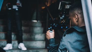 Acteerwerk gemaakt met kunstmatige intelligentie of scripts geschreven door AI komen niet meer in aanmerking voor een Oscar. Dat heeft de organisatie van de belangrijkste filmprijzen bekendgemaakt.