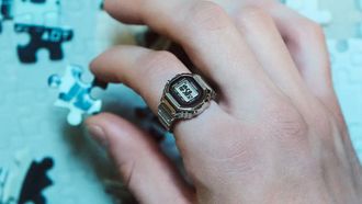 Casio maakt bizar horloge dat je om je vinger draagt