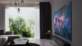TCL maakt enorm dure smart-tv die te groot is voor je woonkamer