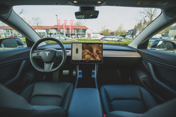 Wil jij graag een keer rijden in een Tesla die is uitgerust met de Full Self Driving-modus, maar heb je geen geld om er een te kopen? Dan hebben we goed nieuws voor je.