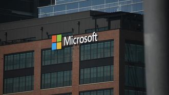Waar het wereldwijde chiptekort er al voor zorgt dat computers duurder worden, doet Microsoft er een schepje bovenop.