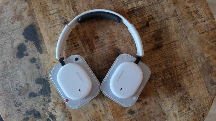 Je kunt met de Headphones (a) dus dagenlang flaneren op straat, al dan wel met iets meer plastic in bouw en geluid.