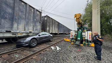 Zelfrijdende Tesla komt onder trein terecht