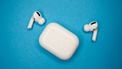 Wie zich had verheugd op de nieuwe AirPods met ingebouwde camera's, zal teleurgesteld zijn. De nieuwe oortjes lijken toch niet in september uit te komen.