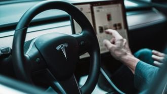 Zweden verzet zich tegen de uitrol van de zelfrijdende modus van Tesla in de Europese Unie. In Nederland kunnen mensen met een Tesla de optie al gebruiken.