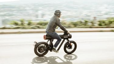 Het Duitse Sol Motors heeft hun opvallende elektrische brommer uitgebracht. Het hele voertuig draait op één gigantische AA-batterij.
