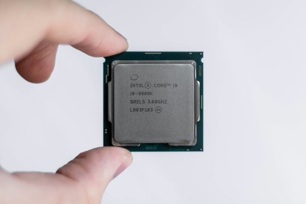 Apple en Intel zouden een deal hebben gesloten waarbij Intel chips gaat maken voor de iPhone-maker. Dat is opmerkelijk, omdat Apple eerder nog stopte met het gebruiken van Intel-chips in computers.