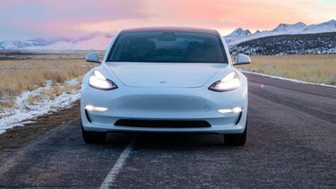 Je kunt je Tesla binnenkort openen met je smartwatch. Vooralsnog komt de functie wel alleen naar Apple Watch.