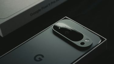 Sinds de nieuwe Android 15-update is het mogelijk om een oplaadlimiet in te stellen op je Google Pixel-telefoon. Hierdoor slijt deze iets minder snel en gaat je smartphone langer mee