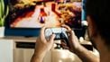 Een televisie en een gameconsole kunnen allebei 4K en 120 Hz ondersteunen, maar tijdens het spelen toch heel anders aanvoelen. Op een tv spelen formaat, kijkafstand, paneel techniek en beeldverwerking een grotere rol. Bovendien wordt zo'n scherm meestal niet alleen voor games gebruikt. Dezelfde televisie moet misschien overdag tegen flink wat daglicht op kunnen en 's avonds donkere filmscènes goed weergeven.