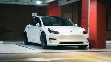Niet iedereen met een Tesla is blij met de recente politieke activiteiten van Tesla-baas Elon Musk. Ze plakken een bumpersticker op hun auto om dat te uiten.