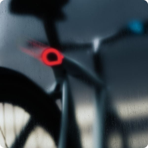 VanMoof was jarenlang het voorbeeld van hoe een elektrische fiets moest zijn. Het bedrijf ging echter ten onder aan zijn eigen succes. Het kon leveringen niet nakomen en het repareren van de e-bike bleek een ramp door speciale onderdelen. Het bedrijf ging failliet en maakte onder Lavoille, wat een onderdeel is van het bekende merk McLaren een doorstart. Nadat oude modellen weer konden worden gerepareerd komt VanMoof nu eindelijk met een nieuw model. VanMoof gaat op 11 juni een nieuwe elektrische fiets presenteren, meldt het in zijn eigen nieuwsbrief. Via de website is het voor klanten het mogelijk om een Early Access te krijgen. Geïnteresseerden moeten hiervoor hun e-mailadres achterlaten. Hoewel het nog niet bekend is wat voor soort elektrische fiets VanMoof gaat presenteren, ligt het in de verwachting dat het om de S6 gaat. Dit is logischerwijs de opvolger van de S5. Deze werd recent in prijs verlaagd wat lijkt te hinten op een nieuwe versie. De S5 is de klassieke VanMoof die je kent. Dat komt natuurlijk vooral door het stilistische ontwerp. Verder beschikt dit model over de stille Gen 5 motor met 250W en heeft hij een e-shifter met 3 versnellingen. Deze reageert op hoe je rijdt en schakelt zonder dat je het door hebt. De Torque-sensor meet hoe hard je trapt, waardoor het vermogen op jouw kracht wordt aangepast. De VanMoof S5 kostte lange tijd 3.298 euro, maar is nu 300 euro goedkoper. Dat komt uit op een prijs van 2.998 euro. Het nieuwe model zal dus duurder worden, al is het de vraag hoeveel die verhoging wordt. Dat is iets waar we waarschijnlijk op 11 juni meer duidelijkheid over krijgen. Waar VanMoof in ieder geval voor moet zorgen is dat dit een betere fiets wordt dan de vorige modellen. Hoewel de S5 dus flink veel technische snufjes heeft, heeft die niet heel betrouwbaar imago door het faillissement van VanMoof en de problemen daaromheen. De nieuwe elektrische fiets moet dus echt nieuwe start zijn en VanMoof een betrouwbaar imago geven, net zoals het bedrijf in het begin had.