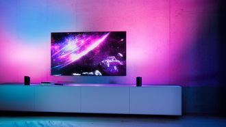 De nieuwe Philips Hue Play Wall Washer is een strake lamp die je muur vult met kleurvol licht.