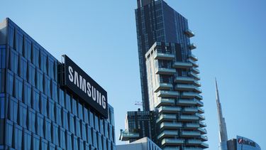 Dua Lipa heeft Samsung voor de rechter gesleept. Het Zuid-Koreaanse bedrijf zou zonder toestemming een foto van de zangeres gebruikt hebben om televisies te verkopen.
