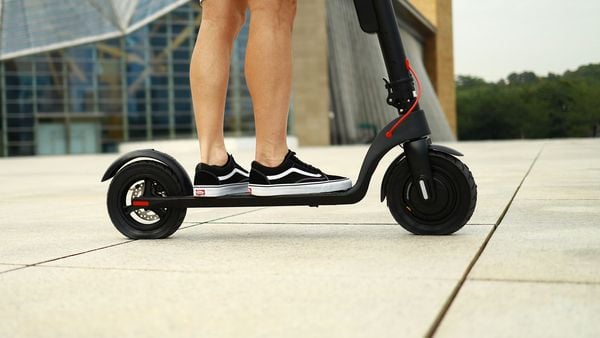 Action stunt met elektrische step voor minder dan €200