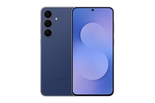 Samsung Galaxy S25 FE en Galaxy Tab 11 Zoals elk jaar komt Samsung met een FE-lijn voor zijn smartphones en tablets. Dit jaar is het de beurt aan de Galaxy S25 FE. Deze heeft een 6,7-inch 120 Hz AMOLED-scherm, een 4900 mAh-batterij en een speciale knop voor Google Gemini aan de zijkant. Aan de voorkant zit een verbeterde 12 MP-selfiecamera. Uiteraard zijn alle Galaxy AI- en Gemini-functies ook op deze smartphone aanwezig, zoals de Audio Eraser en de verschillende fotofuncties. Toch is er iets opvallends: de Samsung Galaxy S25 FE is duurder dan de reguliere S25. Voor de FE betaal je 749 euro, terwijl de gewone versie 649 euro kost.