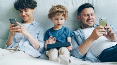 Steeds meer landen in de Europese Unie denken aan een verbod voor sociale media voor kinderen, of gaan dat ook al echt invoeren. Er is nu een land dat zich juist tegen deze trend keert.