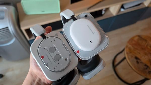 Je kunt met de Headphones (a) dus dagenlang flaneren op straat, al dan wel met iets meer plastic in bouw en geluid.