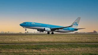 Gisteren moest een KLM-vliegtuig naar Curaçao terugkeren door een powerbank die in de brand was gevlogen. Nu blijkt het de powerbank van een oud-KLM-directeur te zijn.