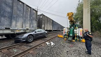 Zelfrijdende Tesla komt onder trein terecht