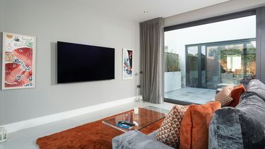 Dit is waarom je je smart tv (niet) aan de muur wil hangen