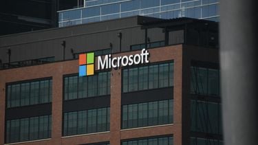 Waar het wereldwijde chiptekort er al voor zorgt dat computers duurder worden, doet Microsoft er een schepje bovenop.
