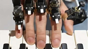 Deze bizarre robot voor je hand leert je in no-time piano spelen