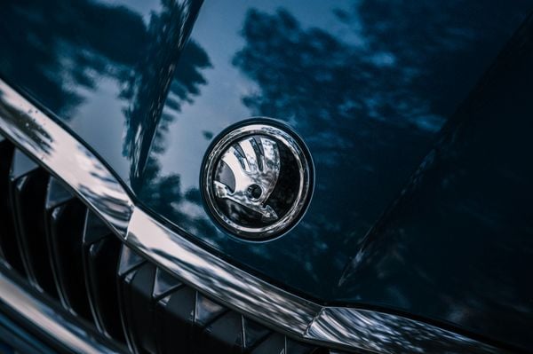De verkoop van auto's in juli is lager uitgevallen dan een jaar eerder in dezelfde maand. Tegelijkertijd zijn er wel veel meer elektrische auto's verkocht.