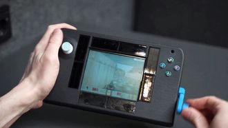 Onderzoekers van de TU in Delft hebben een handheld gebouwd die draait op zonnestroom en stroom die je zelf opwekt door aan een zwengel te draaien.