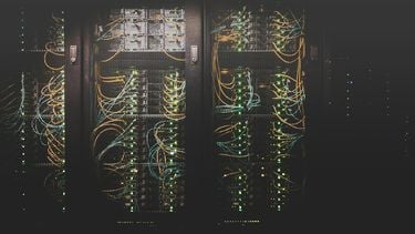 De Europese Commissie trekt de teugels rondom datacenters stevig aan om het gigantische stroom- en waterverbruik inzichtelijk te maken.
