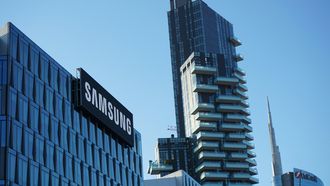 Dua Lipa heeft Samsung voor de rechter gesleept. Het Zuid-Koreaanse bedrijf zou zonder toestemming een foto van de zangeres gebruikt hebben om televisies te verkopen.