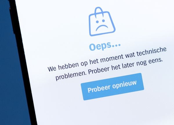 Sinds zondagmiddag kampen Albert Heijn, Etos en Gall & Gall met een IT-storing. De drie winkels vallen onder hetzelfde moederbedrijf: Ahold Delhaize. Volgens Ahold Delhaize gaat het om een beveiligingsprobleem in het eigen netwerk. Om de IT-omgeving te beschermen, heeft het bedrijf preventief een aantal systemen uitgeschakeld. Wat de precieze oorzaak van het probleem is, laat het bedrijf nog niet weten. Het gevolg is dat de websites en apps van de verschillende winkels niet goed werken. Wie de website van Albert Heijn bezoekt, krijgt een storingsscherm te zien. Daarop zijn veelgestelde vragen te lezen. Ook de app van de supermarkt werkt grotendeels niet. De Bonuskaart is nog wel zichtbaar. Het probleem blijft niet alleen bij de website en de app. Albert Heijn bezorgt tijdelijk geen online bestelde boodschappen. Heb je dus eerder boodschappen besteld, dan zal je voorlopig nog geduld moeten hebben. In de winkels zelf kan je nog wel gewoon shoppen. Ook daar zijn echter problemen. Zo staan op de elektronische schapkaartjes mogelijk nog de actieprijzen van vorige week, terwijl de kassa's de huidige prijzen rekenen. Daarnaast werken spaarsystemen die aan de app of persoonlijke Bonuskaart gekoppeld zijn niet. Ook persoonlijke kortingen zoals Mijn Bonus Box zijn tijdelijk niet te gebruiken. Klanten die hierdoor persoonlijke kortingen mislopen, worden volgens Albert Heijn gecompenseerd zodra dat mogelijk is. Wel adviseert de supermarkt om de kassabon goed te bewaren. Wil je dus boodschappen doen, dan is het wellicht verstandiger om nog even te wachten als je zeker wil weten dat je geen persoonlijke korting of spaarvoordeel misloopt. Het is onbekend wat de precieze oorzaak van de storing is. Daarnaast is het ook nog niet duidelijk hoe lang de problemen gaan duren. Ahold Delhaize zegt dat het incident wordt onderzocht en dat wordt gewerkt aan het herstel van de diensten.