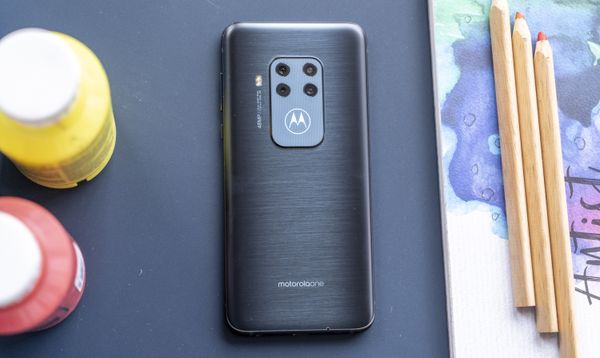Motorola One Zoom review design