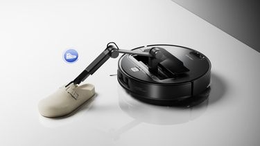 Robotstofzuigers maken bij steeds meer mensen deel uit van het huishouden. Een nieuw model van Roborock is uitgerust met een robotarm, om spullen voor je op te ruimen.