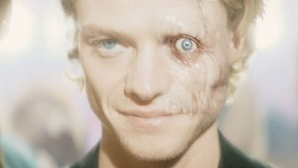 DC doet het opnieuw helemaal anders. Terwijl Marvel steeds grotere werelden, heldenteams en CGI-gevechten uit de kast trekt, kiest DC met Clayface voor iets dat een stuk ongemakkelijker voelt: een ranzige bodyhorrorfilm over een acteur die letterlijk zijn gezicht verliest.