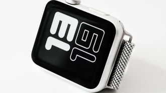 In 2015 bracht Apple een smartwatch uit van 18 karaat goud. De Apple Watch Edition kostte tussen de tienduizend en zeventienduizend dollar, lag in een aparte vitrine met een eigen verkoper, en had precies dezelfde chip als het aluminium exemplaar van vierhonderd. Anderhalf jaar later was hij weg. Niemand mist hem, en de mensen die hem kochten, hebben nu een gouden klomp die geen software-update meer krijgt.