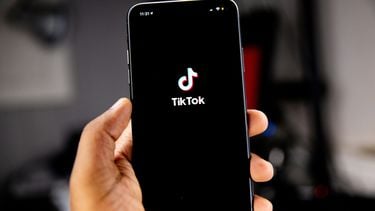 Vanaf maandag wordt het mogelijk om direct vanuit een filmpje op TikTok spullen te kopen. Handig voor ondernemers, maar er is ook kritiek.