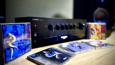 WANT-Redacteur Sebastiën Hoek heeft een fascinatie voor retro tech en audio. En deze twee komen samen in de Yamaha R-N1000A. Een receiver die analoog geluid combineert met digitale gemakken.