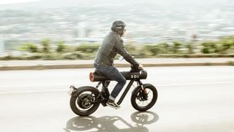 Het Duitse Sol Motors heeft hun opvallende elektrische brommer uitgebracht. Het hele voertuig draait op één gigantische AA-batterij.