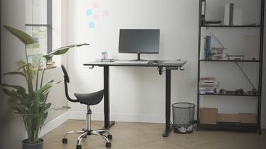 Elektrisch verstelbare bureaus geven je veelzijdigheid tijdens het werken, maar ze zijn vrij duur. Action doet ze nu voor een prikje weg.