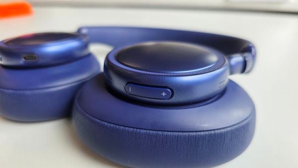 JBL is tegenwoordig in elke prijscategorie thuis. Met de JBL Live 780NC zet het bedrijf zich zelfverzekerd in de midrange-categorie koptelefoons, maar pakt dat ook goed uit?