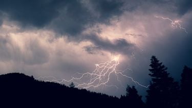 Moet je met onweer de stekkers van je apparaten uit het stopcontact trekken?