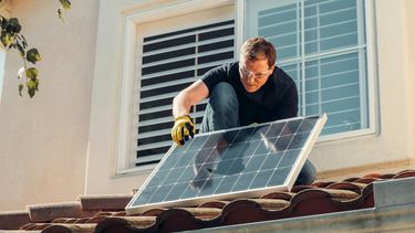 De salderingsregeling voor mensen met zonnepanelen gaat definitief verdwijnen, zo is deze week besloten. Dit is wat je moet weten.