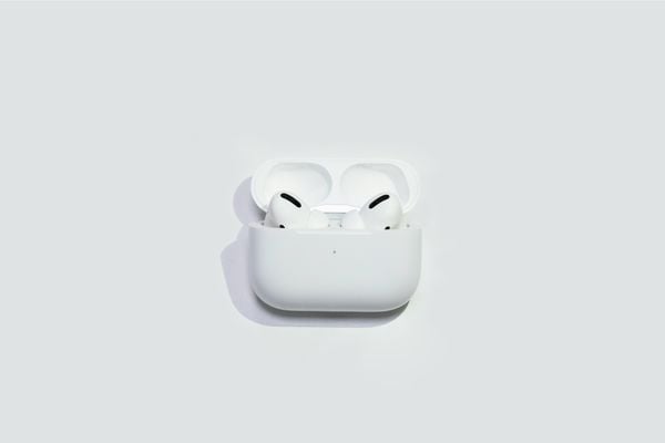 Wie zich had verheugd op de nieuwe AirPods met ingebouwde camera's, zal teleurgesteld zijn. De nieuwe oortjes lijken toch niet in september uit te komen.