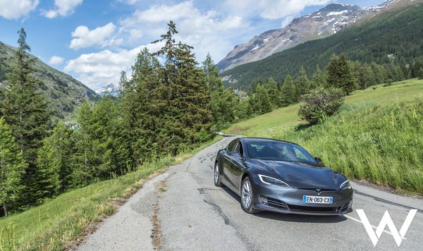 Tesla Model S roadtrip alpen