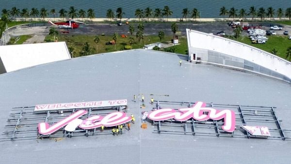 Rockstar Games is begonnen aan een gigantische marketingcampagne voor GTA 6. Met een billboard van bijna 1 miljoen dollar verandert het echte Miami langzaam maar zeker in ons geliefde Vice City. GTA 6 verschijnt pas over een paar maanden, maar in Miami is de game nu al nauwelijks te missen. Boven op het Kaseya Center, de thuisbasis van basketbalteam Miami Heat, wordt namelijk een gigantisch bord met de tekst ‘Welcome to Vice City’ geplaatst.