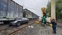 Zelfrijdende Tesla komt onder trein terecht